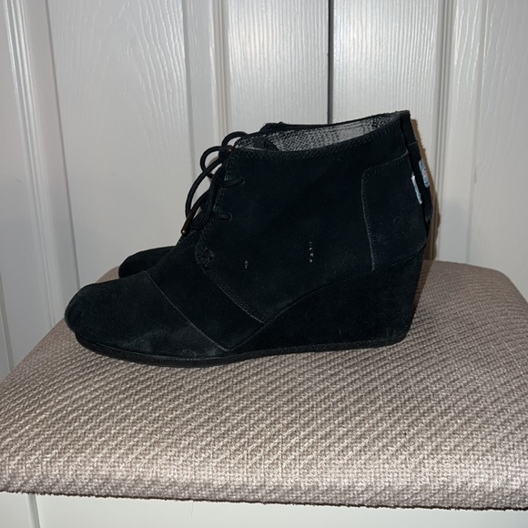 TOMS black wedges. Size 8 - Picture 5 of 6